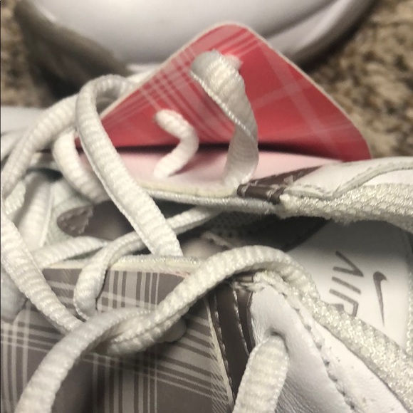 Nike Women’s Golf Shoes Size 8, worn once - Picture 3 of 3